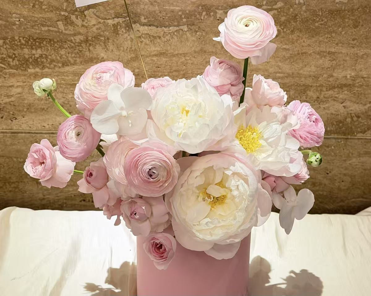 Rosé Poetry Arrangement